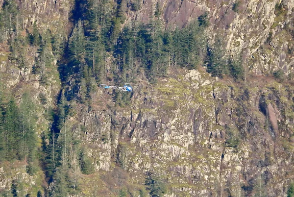 Amplia Vista Perfil Solo Helicóptero Dos Hombres Volando Través Una — Foto de Stock