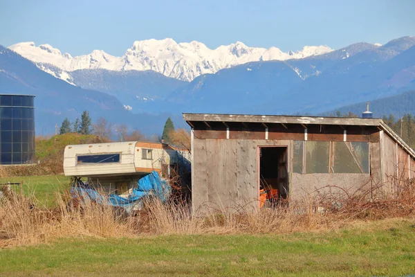 Volledig Gedetailleerd Uitzicht Een Zelfgemaakte Hut Een Landelijke Omgeving Met — Stockfoto