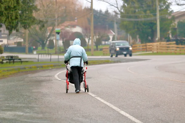 Široký Pohled Staršího Chodce Který Používá Chodce Když Blíží Doprava — Stock fotografie