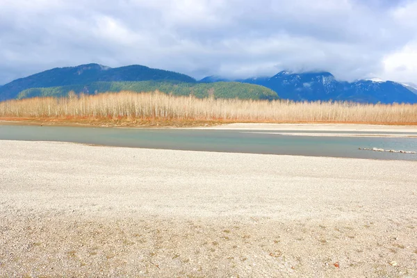 纵观不列颠哥伦比亚省南部浅水弗雷泽河 就在每年的山雪融化过程中水位膨胀之前 — 图库照片