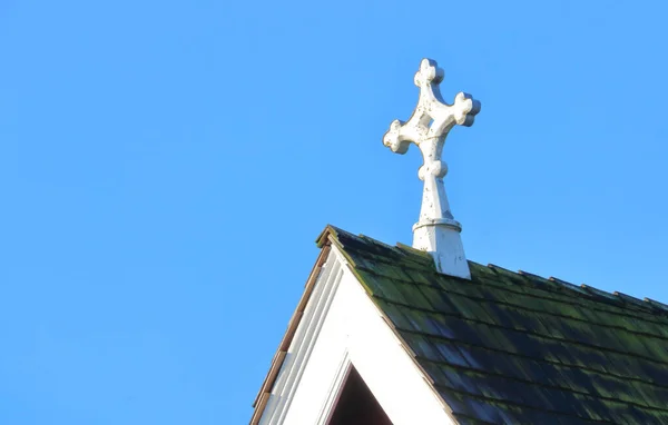 Small Sunlit Anglican Cross Peak Church Roof Set Clear Blue — Stock Photo, Image