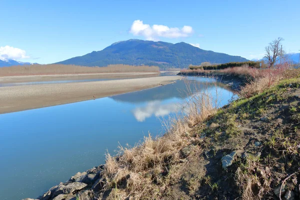 Eine Trockene Flusslandschaft Mit Einem Steilen Flussufer Das Durch Trockene — Stockfoto