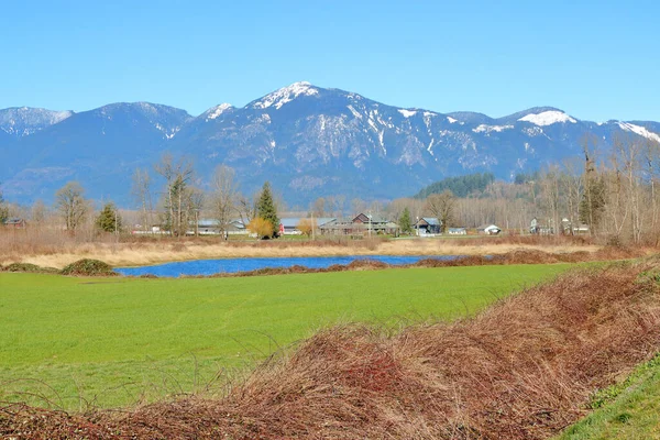 Small Pond Community Nestled Towering Mountain Range Southern British Columbia — Stock Photo, Image