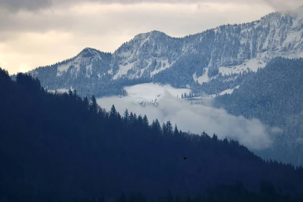須磨山脈の一部と冬の間に見られる急峻な標高の詳細ビュー — ストック写真