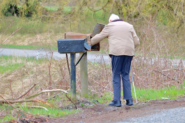 Alter Mann Mit Blindenstock Checkt Freien Auf Einer Landstraße Seinen — Stockfoto