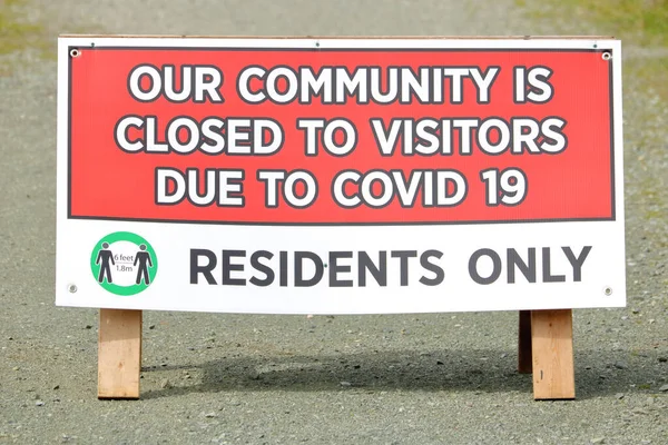 Ein Englisches Hinweisschild Steht Vor Dem Eingang Einer Gemeinde Auf — Stockfoto