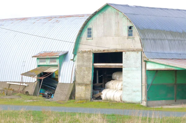 Vue Frontale Complète Des Vieux Bâtiments Agricoles Négligés Contenu Générique — Photo