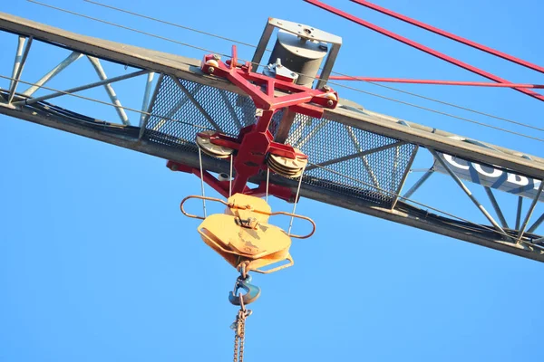 工业建筑用起重机臂 滑动带和吊钩在建筑工地运输重型材料的低角度视图 — 图库照片