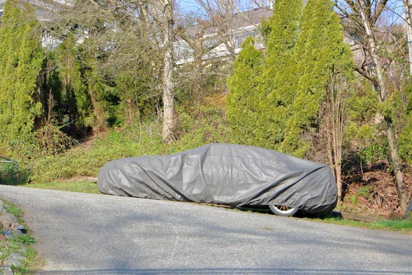 Pełny Widok Samochód Zaparkowany Stromym Podjeździe Pokryty Czarną Zasłoną Dla — Zdjęcie stockowe