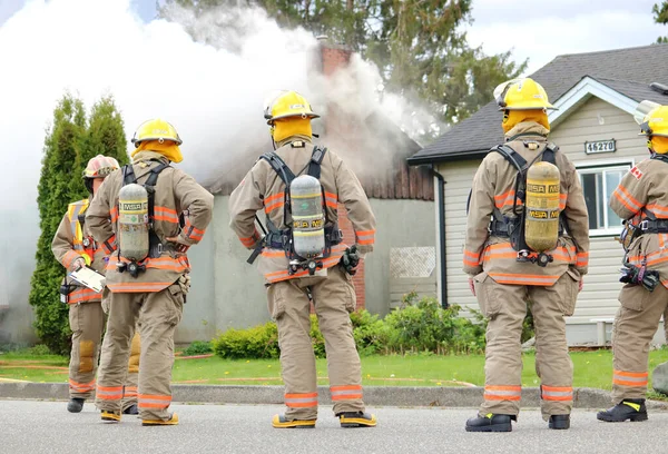 Incendio Domestico 46280 Second Ave Chilliwack Canada Frequentato Personale Antincendio — Foto Stock