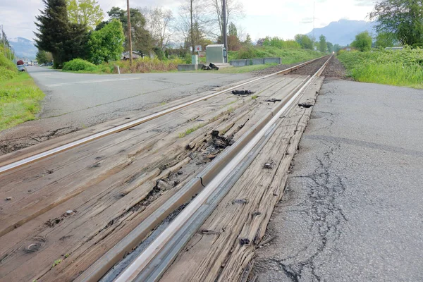 Vue Angle Bas Une Voie Ferrée Traversant Une Route Asphaltée — Photo