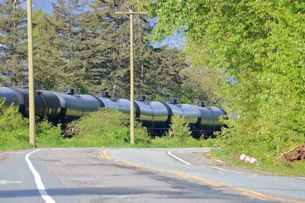 Amplia Vista Una Calle Serpenteante Junto Las Vías Del Tren — Foto de Stock