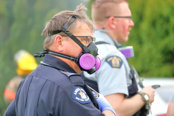 Een Ambulance Begeleider Draagt Ademhalingsapparatuur Tijdens Een Brand Chilliwack Canada — Stockfoto