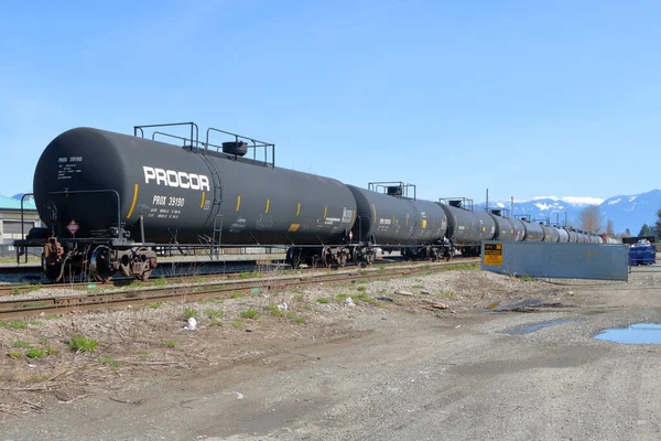 危険な可燃性材料と2020年4月8日にカナダ Bc州チリワックでコンテンツを輸送するために使用される特別に設計された鉄道車両 — ストック写真