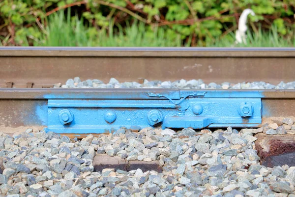 Een Spoorverbinding Gemarkeerd Met Blauwe Spuitverf Wordt Gebruikt Rails Samen — Stockfoto