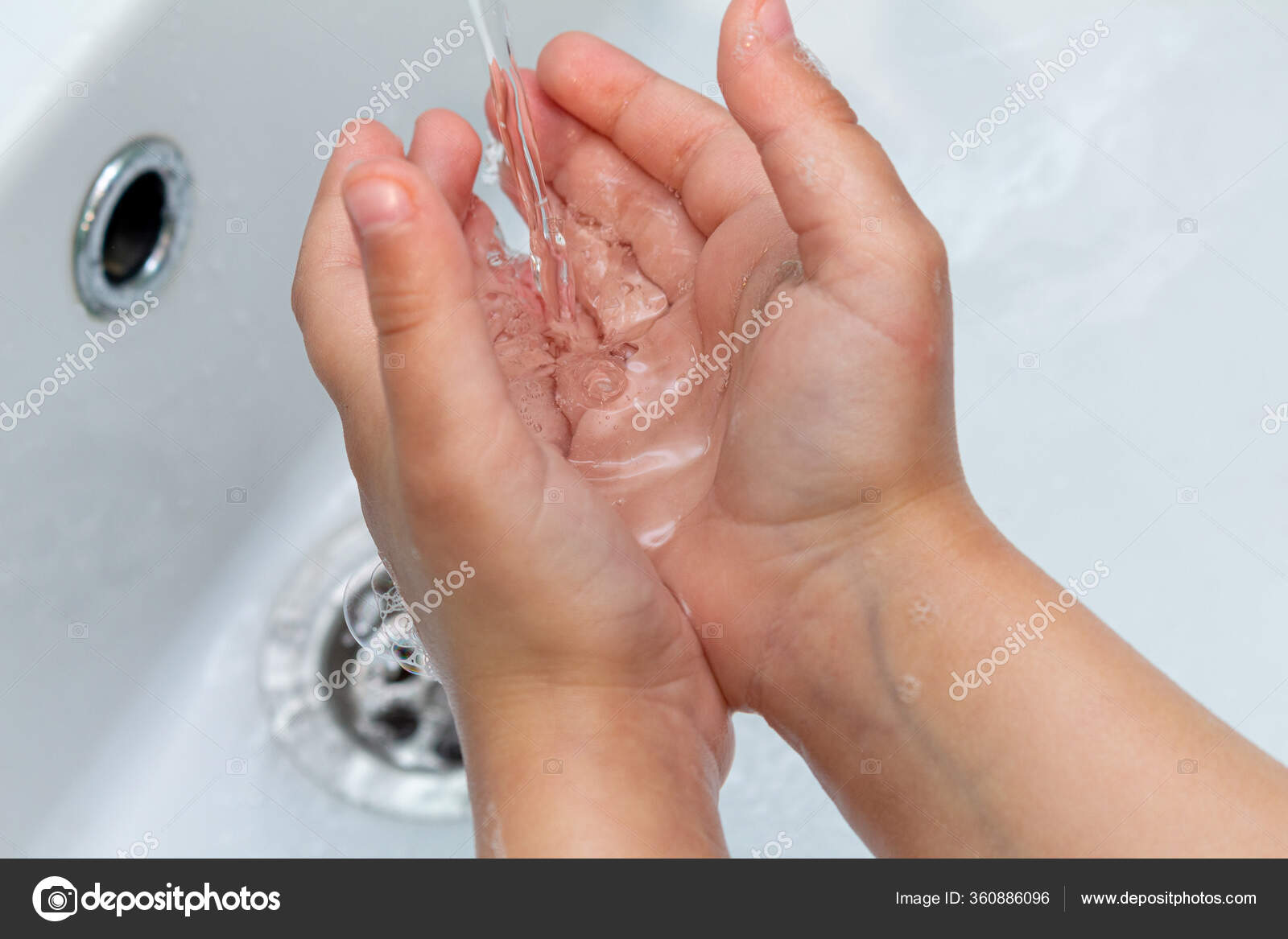 Niño Pequeño Niño Lava Sus Manos Bajo Grifo Fregadero — Foto de stock
