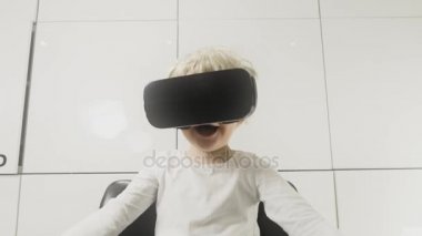 Çocuk izlerken animasyon video