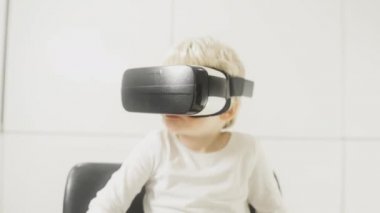 Çocuk izlerken animasyon film