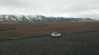 İzlanda 'da araba sürüyor.