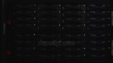 Kablolar, teller ve ağ sunucusunda ışıklar