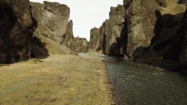 Kaya oluşumları, Fjadrargljufur ortasında akan nehir