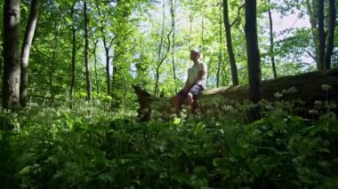 Jogger ormandaki düşmüş ağaç üzerinde rahatlatıcı