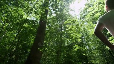 Ormanda ayakta erkek atlet 