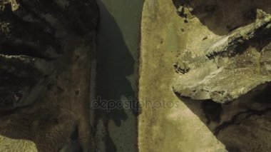 Aşınmış kaya parçaları akan nehir