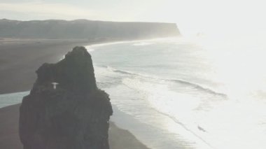 Reynisfjara Plajı'nda uzun bazalt deniz yığını