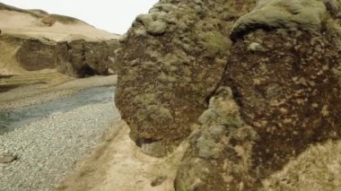 Aşınmış kaya parçaları akan nehir 