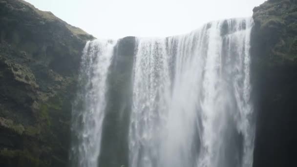 Skogafoss e turistas na Islândia — Vídeo de Stock