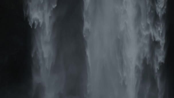 アイスランドのスコウガ滝を訪れる観光客 — ストック動画