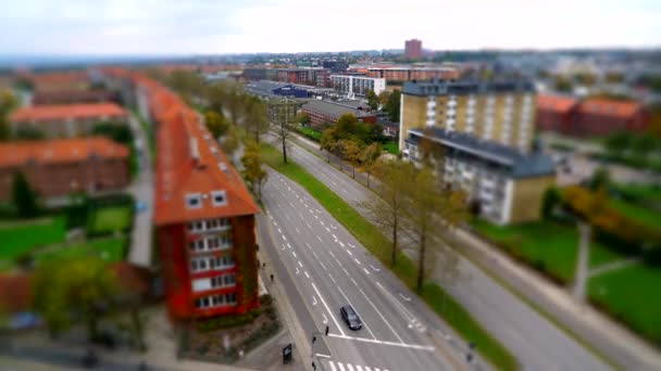 Verkeer op straat in Aarhus stad — Stockvideo