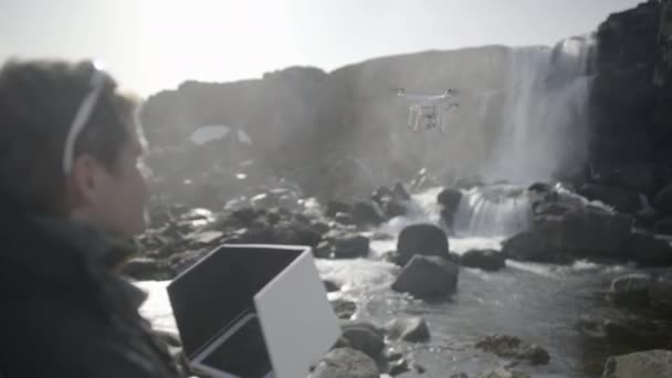 Pilot fliegt Drohne um Wasserfall zu filmen — Stockvideo
