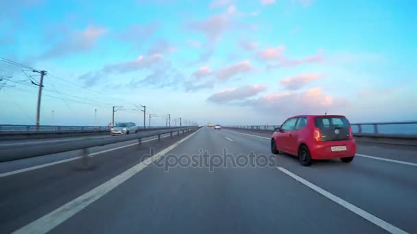Bil över Stora Bält bron — Stockvideo