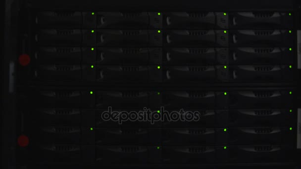 Câbles, fils et lumières sur le serveur réseau 