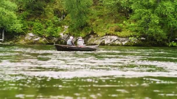 Hombres mayores pescando desde el barco — Vídeo de stock