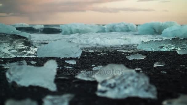 Icebergs e ondas do mar em Diamond Beach — Vídeo de Stock