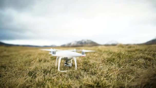 Quadricottero con fotocamera decollare dal campo erboso — Video Stock