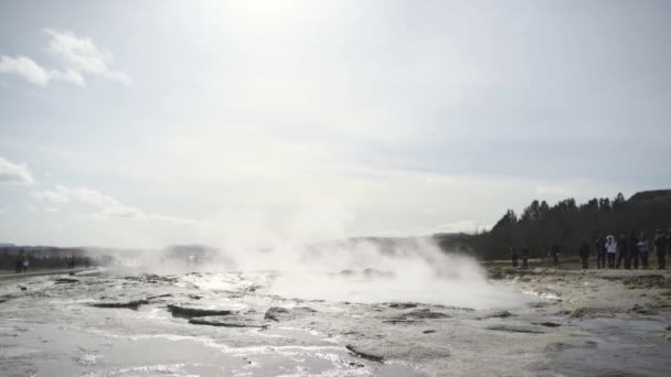 Toeristen kijken Strokkur uitbarsting In IJsland — Stockvideo
