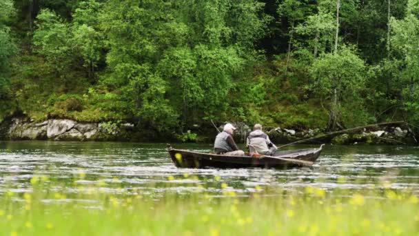 Ledande män fiske från båt — Stockvideo