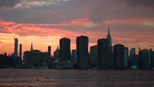 Fabrik am East River vom Boot aus — Stockvideo