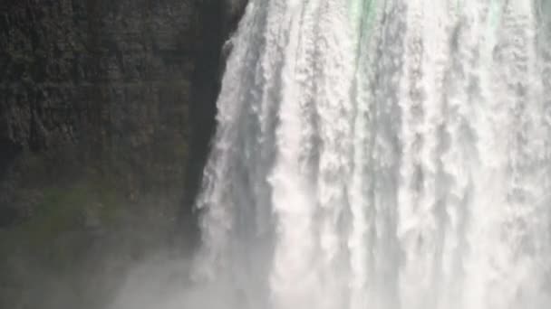 Water stroomt bij de Niagara Falls — Stockvideo