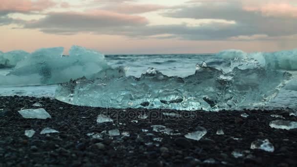 Küçük buzdağları ve okyanus dalgalarının Beach — Stok video