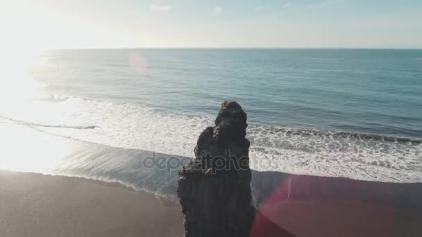 Hermosa playa de Reynisfjara con pila de mar de basalto largo — Vídeos de Stock