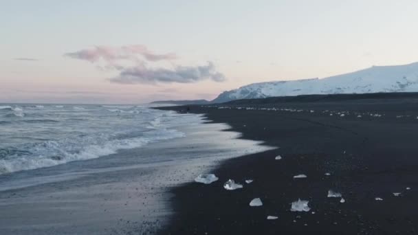 Onde che si infrangono sulla spiaggia di sabbia nera — Video Stock