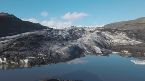 Solheimajokull glaciären med vulkanisk aska — Stockvideo