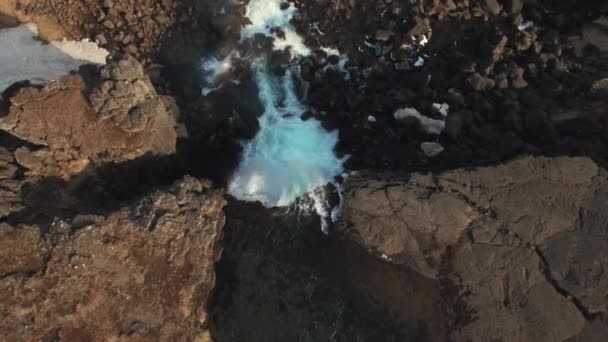 Drohne fliegt über spektakulären Wasserfall nach unten — Stockvideo