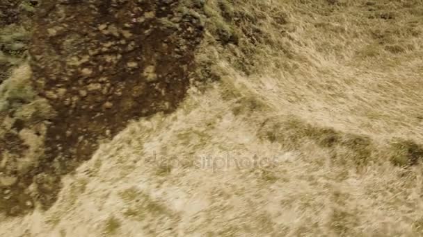 Река течёт среди эродированных скал — стоковое видео