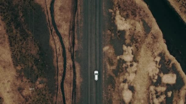 Voiture conduite sur route de gravier en Islande — Video